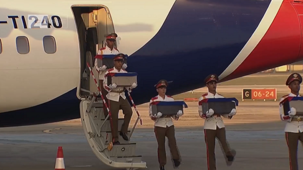 Restos de militares llegan a Cuba