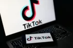 El logo de la red social TikTok en una pantalla de celular y de computador este viernes.