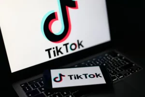 El logo de la red social TikTok en una pantalla de celular y de computador este viernes.