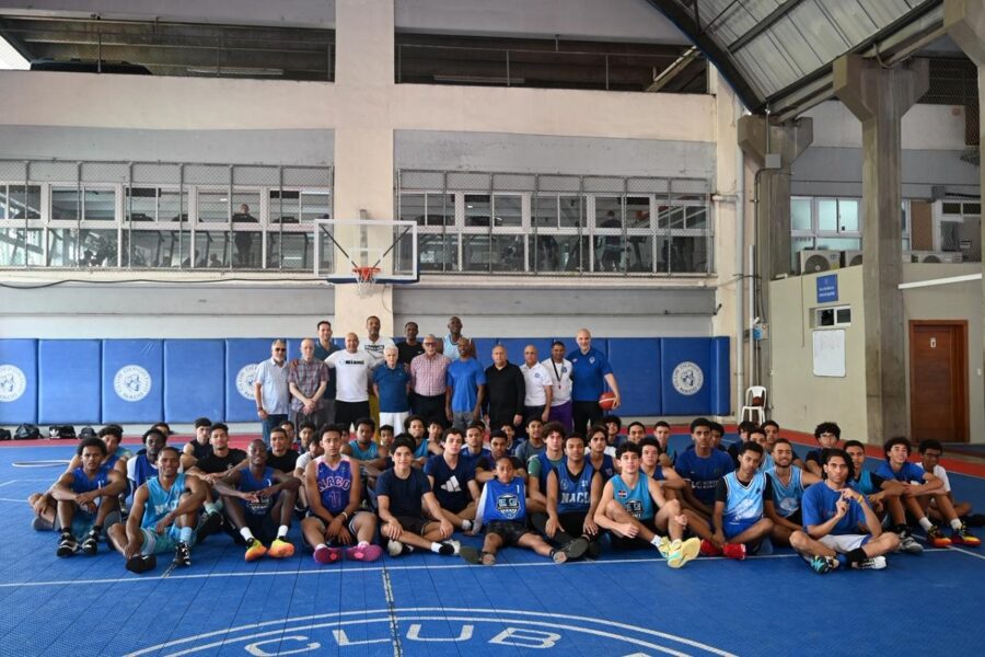 Tito Horford da clinica en Naco