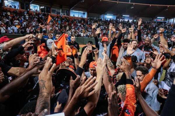 Famátops y jugadores de los Toros del Este celebran su victoria en el partido decisivo contra las Águilas Cibaeñas en La Romana.
