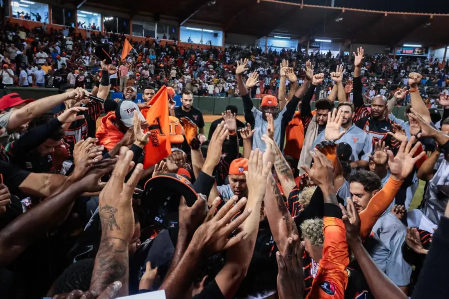 Famátops y jugadores de los Toros del Este celebran su victoria en el partido decisivo contra las Águilas Cibaeñas en La Romana.