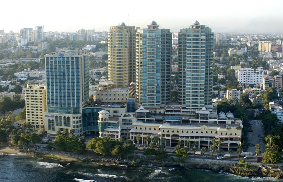 Torres en el malecón de Santo Domingo