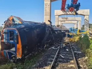 Fotografía cedida que muestra el accidente de un tren este miércoles, en Nakhon Ratchasima (Tailandia).