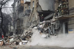 Rescatistas atienden la emergencia creada por un ataque de Rusia en Odesa (Ucrania), el 27 de enero de 2026.