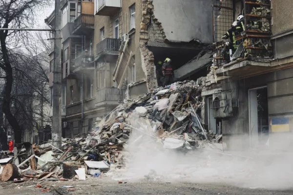 Rescatistas atienden la emergencia creada por un ataque de Rusia en Odesa (Ucrania), el 27 de enero de 2026.