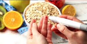 Los monitores continuos de glucosa, combinados con aplicaciones móviles y algoritmos avanzados, permiten detectar desajustes glucémicos en tiempo real.