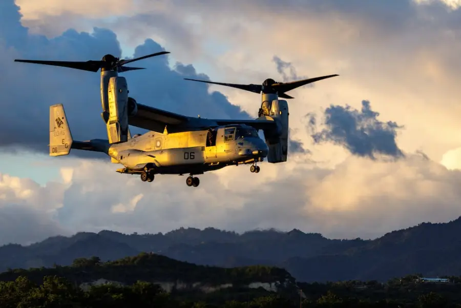 Un Osprey MV-22B del Cuerpo de Marines de EE.UU. se aproxima para aterrizar en el Aeropuerto Internacional Mercedita, Puerto Rico, el 18 de diciembre de 2025. Estados Unidos desplegó más de 150 aeronaves de ala giratoria, ala fija y no tripuladas en la operación que extrajo a Maduro de Venezuela.