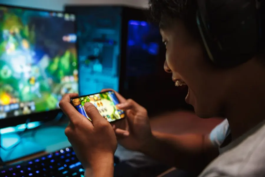 adolescente-jugando-videojuegos-telefono-inteligente