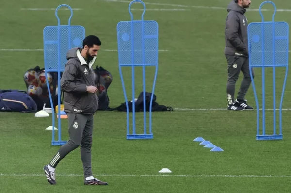 El nuevo entrenador del Real Madrid en sustitución de Xabi Alonso, Álvaro Arbeloa, dirige el entrenamiento.