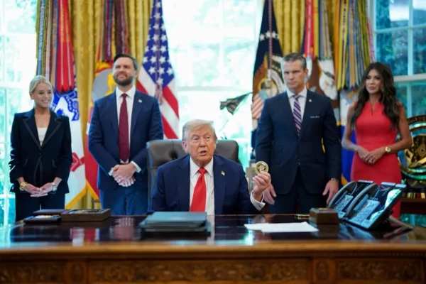 (i-d) Pam Bondi, fiscal general de Estados Unidos, el vicepresidente estadounidense JD Vance, el presidente estadounidense Donald Trump, Pete Hegseth, secretario de Defensa de Estados Unidos, y Kristi Noem, secretaria del Departamento de Seguridad Nacional (DHS) de Estados Unidos.