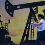 El petróleo brent cae más del 6 % hasta los 92 dólares