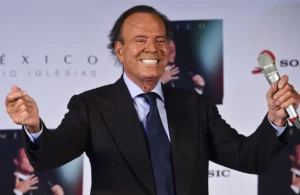 Feministas apoyan demanda a Julio Iglesias.