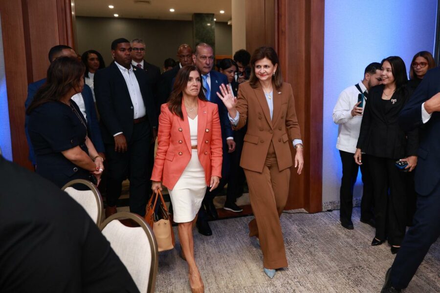 La embajadora de Estados Unidos en República Dominicana, Leah Campos, y la vicepresidenta Raquel Peña