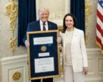 Machado entregó a Trump la medalla del Premio Nobel de la Paz, enmarcada con un mensaje de "gratitud" del pueblo venezolano por sus acciones para lograr "su libertad".