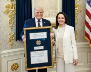 Machado entregó a Trump la medalla del Premio Nobel de la Paz, enmarcada con un mensaje de "gratitud" del pueblo venezolano por sus acciones para lograr "su libertad".