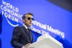 El presidente francés Emmanuel Macron habla durante una sesión plenaria en el Salón del Congreso durante la 56ª reunión anual del Foro Económico Mundial (WEF) en Davos, Suiza.