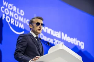 El presidente francés Emmanuel Macron habla durante una sesión plenaria en el Salón del Congreso durante la 56ª reunión anual del Foro Económico Mundial (WEF) en Davos, Suiza.
