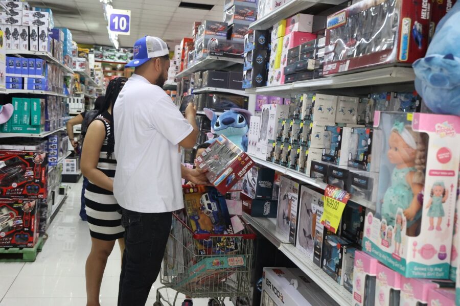 padres comprando juguetes