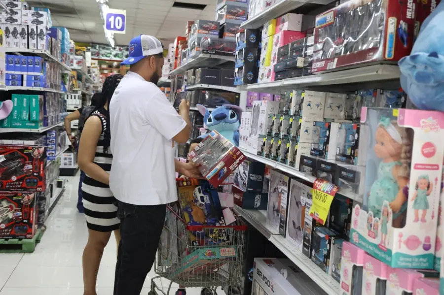padres comprando juguetes