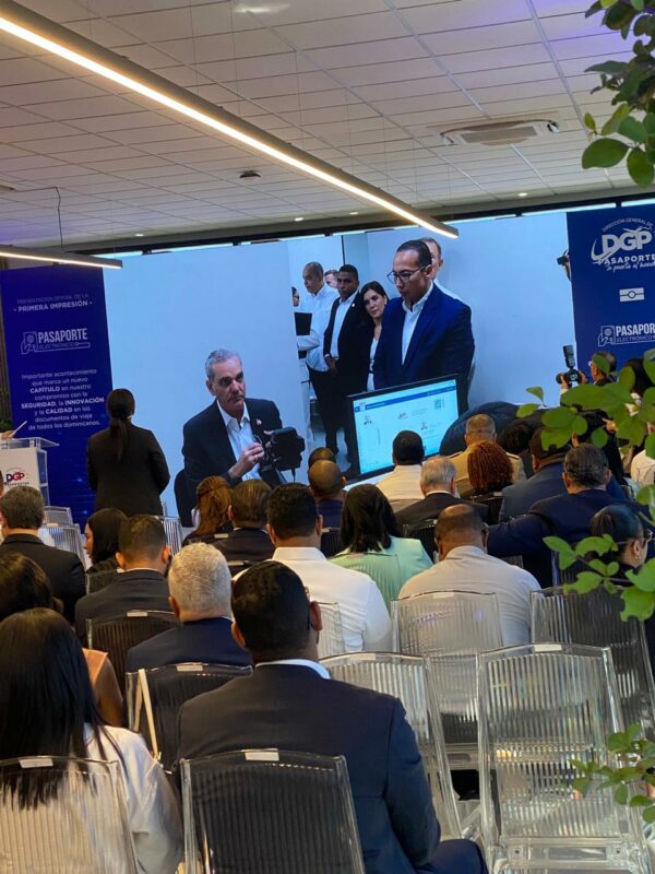 presidente abinader-pasaporte