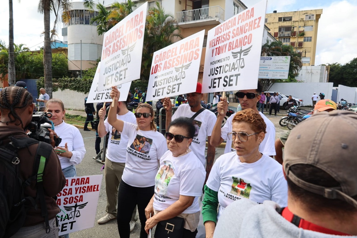 “Cárcel para los asesinos”: víctimas y familiares se concentran en el Palacio de Justicia por caso Jet Set