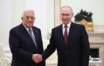 El presidente ruso, Vladimir Putin (d), estrecha la mano del presidente palestino, Mahmud Abás (i), durante una reunión en el Kremlin.