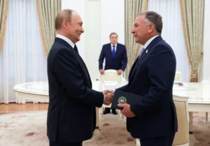 El presidente ruso, Vladimir Putin (i), y el enviado especial de Estados Unidos para Oriente Medio, Steve Witkoff, el pasado mes de agosto.