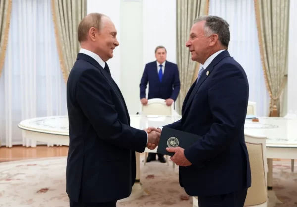 El presidente ruso, Vladimir Putin (i), y el enviado especial de Estados Unidos para Oriente Medio, Steve Witkoff, el pasado mes de agosto.