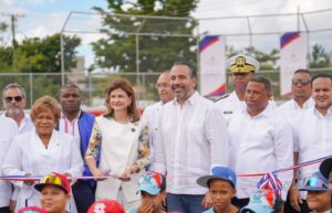 La vicepresidenta Raquel Peña y el director ejecutivo del Instituto Nacional de Educación Física (INEFI), Alberto Rodríguez Mella, junto a varias autoridades gubernamentales y comunitarias