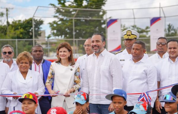 La vicepresidenta Raquel Peña y el director ejecutivo del Instituto Nacional de Educación Física (INEFI), Alberto Rodríguez Mella, junto a varias autoridades gubernamentales y comunitarias