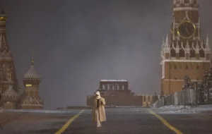 Un hombre camina por la Plaza Roja en Moscú.