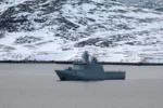 Un barco patrullero de la clase Knud Rasmussen de la Armada Real Danesa fondeado frente al puerto de Nuuk, Groenlandia.