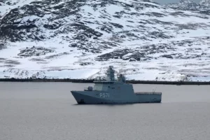 Un barco patrullero de la clase Knud Rasmussen de la Armada Real Danesa fondeado frente al puerto de Nuuk, Groenlandia.