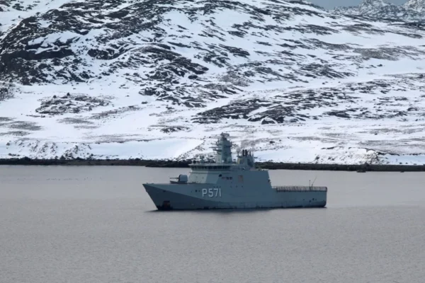 Un barco patrullero de la clase Knud Rasmussen de la Armada Real Danesa fondeado frente al puerto de Nuuk, Groenlandia.