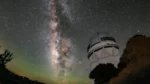Un solitario telescopio en el desierto de Arizona rastrea millones de galaxias lejanas para determinar el destino final del Universo.