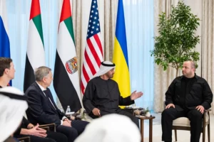 El presidente de la UAE Presidential Court Mohamed bin Zayed Al Nahyan (2-d), este viernes con el mediador estadounidense Jared Kushner (i), Igor Kostyukov, negociador ruso, y Rustem Umerov, negociador ucraniano.