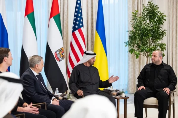 El presidente de la UAE Presidential Court Mohamed bin Zayed Al Nahyan (2-d), este viernes con el mediador estadounidense Jared Kushner (i), Igor Kostyukov, negociador ruso, y Rustem Umerov, negociador ucraniano.