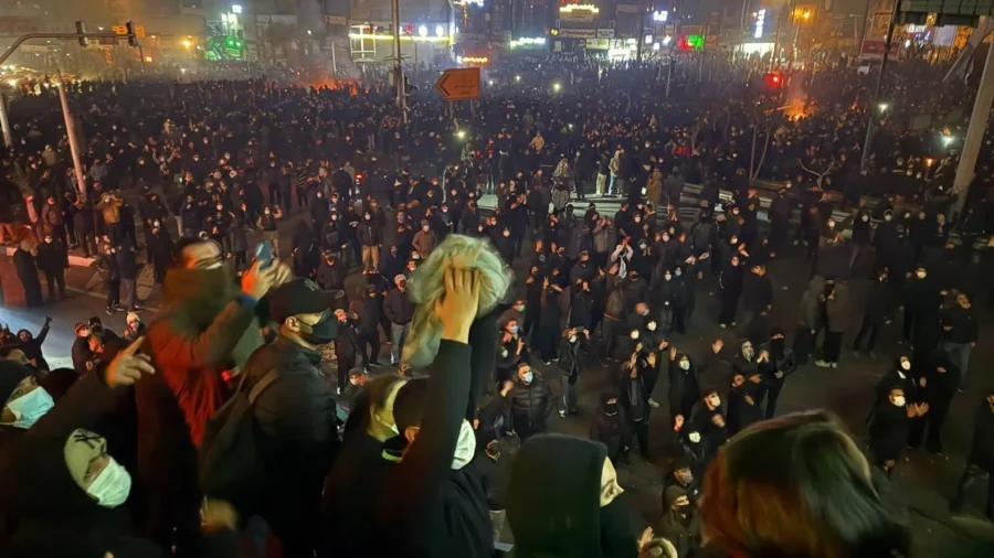 varias-organizaciodenuncian-cientos-de-muertos-en-la-oleada-de-protestas-en-iran-que-sigue-sin-i_da39-2