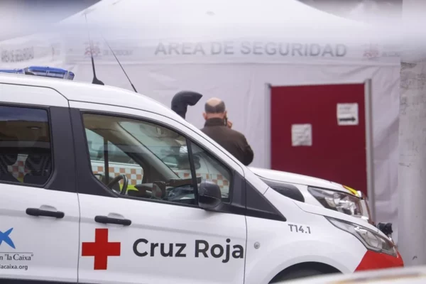 Familiares de víctimas de la colisión en el centro cívico Poniente Sur de Córdoba, este jueves.