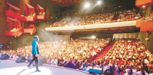 El orador subrayó que el dolor no llega de manera fortuita, sino que encierra una enseñanza necesaria para el crecimiento.