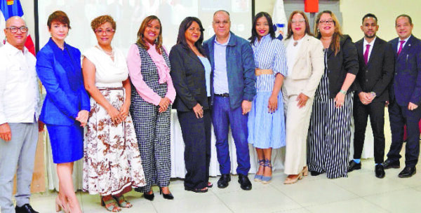 Directivos de la universidad en el acto.