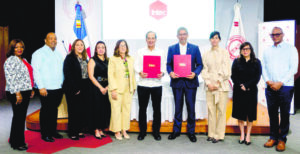 Representantes de ambas entidades durante la firma del  acuerdo.