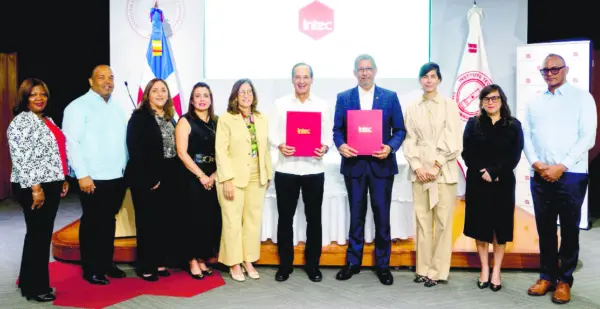 Representantes de ambas entidades durante la firma del  acuerdo.