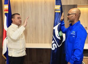 El director del Servicio Nacional de Salud (SNS), Julio Landrón, juramenta a Mingkingüeis Maarlem Castillo