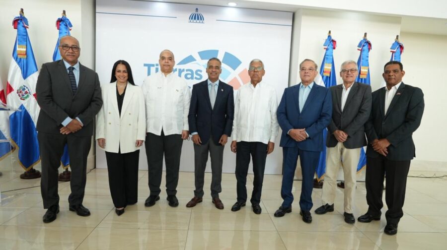 Encuentro de personalidades del sector durante el anuncio del primer foro de tierras raras.