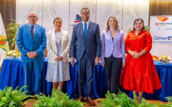 En el evento participaron alcaldes, diplomáticos y funciona