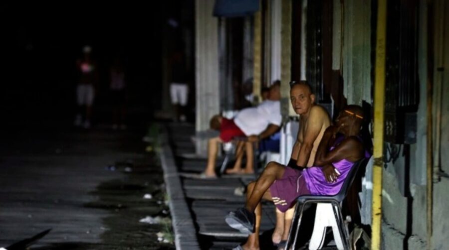 Los constantes apagones, por falta de combustible, afecta seriamente la vida de los cubanos.