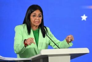 La  presidenta  Delcy Rodríguez impulsa el proyecto de ley.