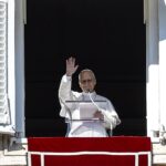 El papa pide a los fieles apagar un poco el teléfono y dedicar tiempo a los necesitados